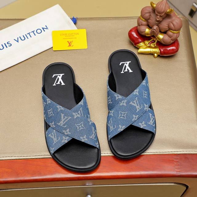 工厂价 ，Loui Vuitto 高端顶级原单拖鞋 Size：38-45。颜色：多色可选！全新系列 进口原版lv， 小牛皮制作 高档舒适 Pu原版两层大底轻盈耐